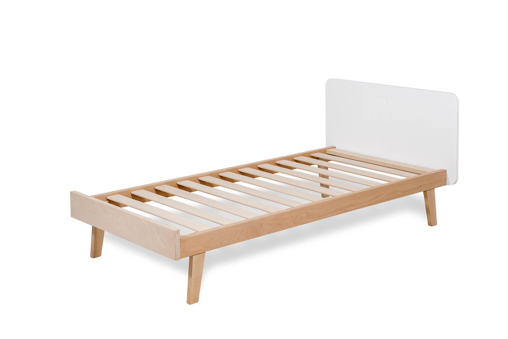 Cama júnior Micuna BigTrevi 140x70 convertida, mostrando a cabeceira branca e a estrutura em madeira de faia.