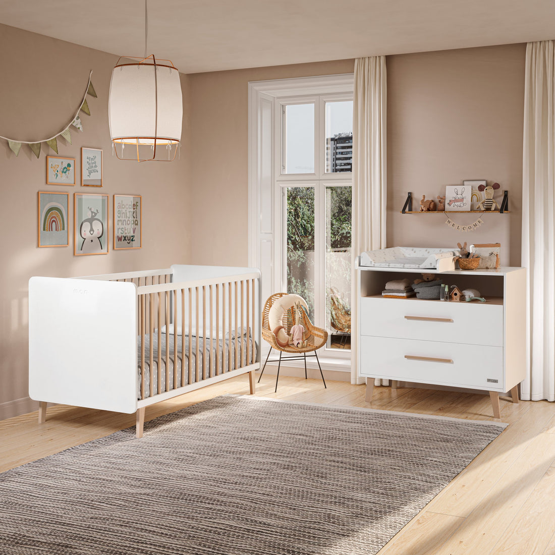 Quarto de bebé com o berço Micuna BigTrevi 140x70 em branco e faia, com cómoda a condizer, criando um ambiente acolhedor e funcional.