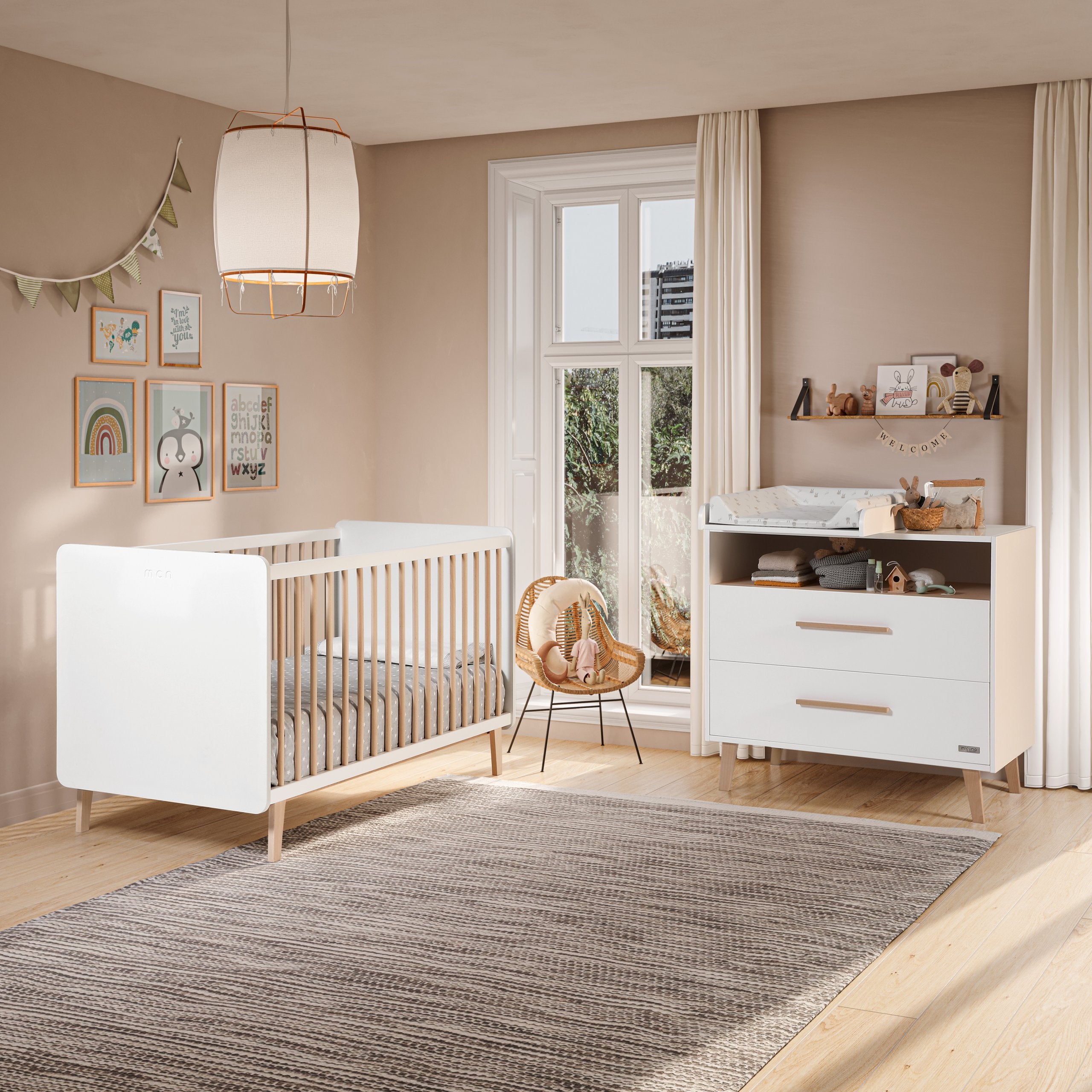 Quarto de bebé com o berço Micuna BigTrevi 140x70 em branco e faia, com cómoda a condizer, criando um ambiente acolhedor e funcional.