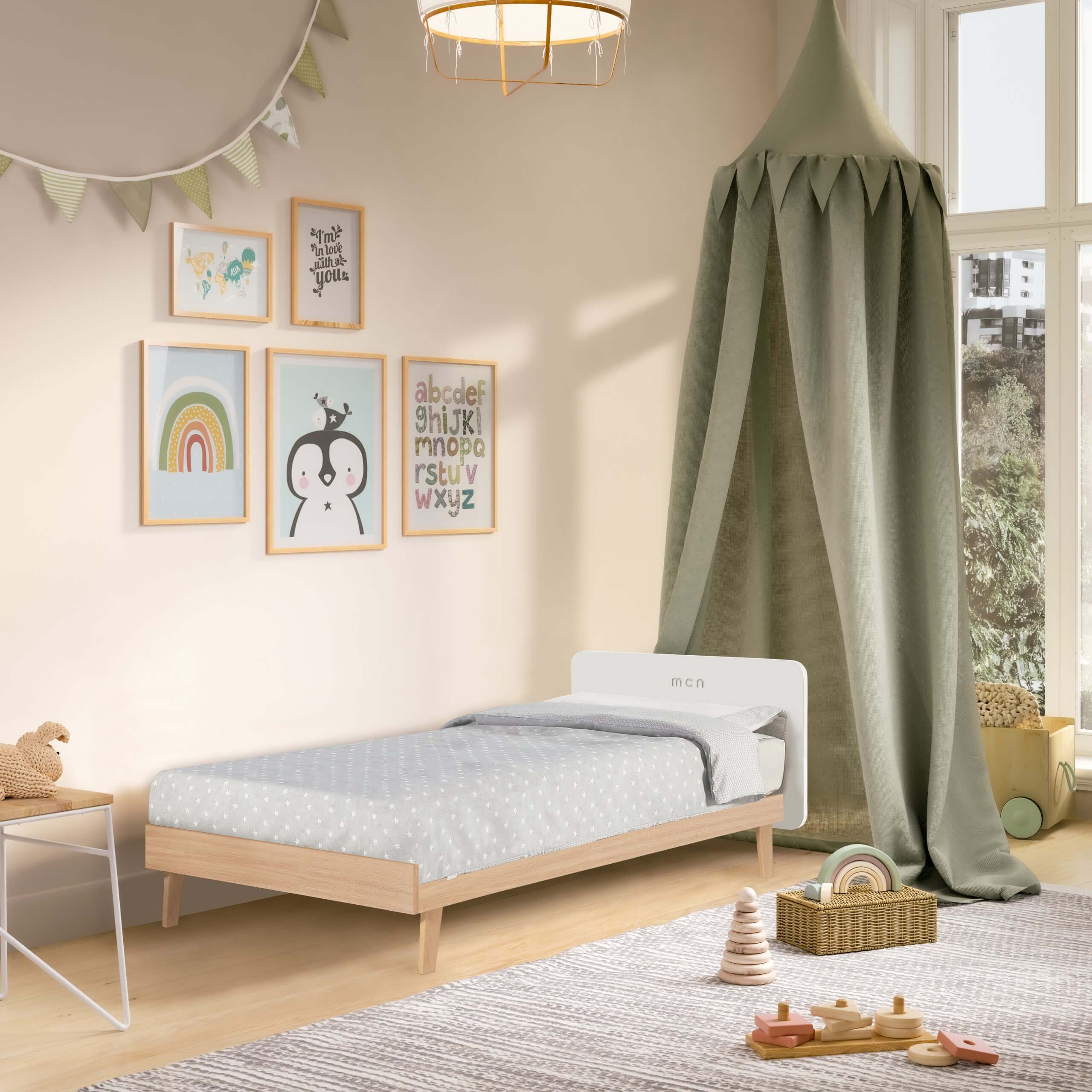 Quarto infantil com a cama júnior Micuna BigTrevi 140x70, decorado com dossel e brinquedos, ilustrando a transição para criança.