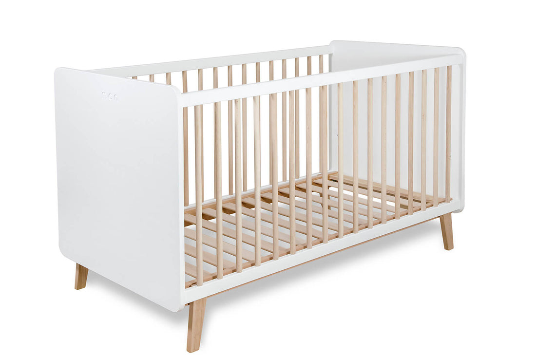 Quarto de bebé com o berço Micuna BigTrevi 140x70 em branco e faia, com cómoda a condizer, criando um ambiente acolhedor e funcional.