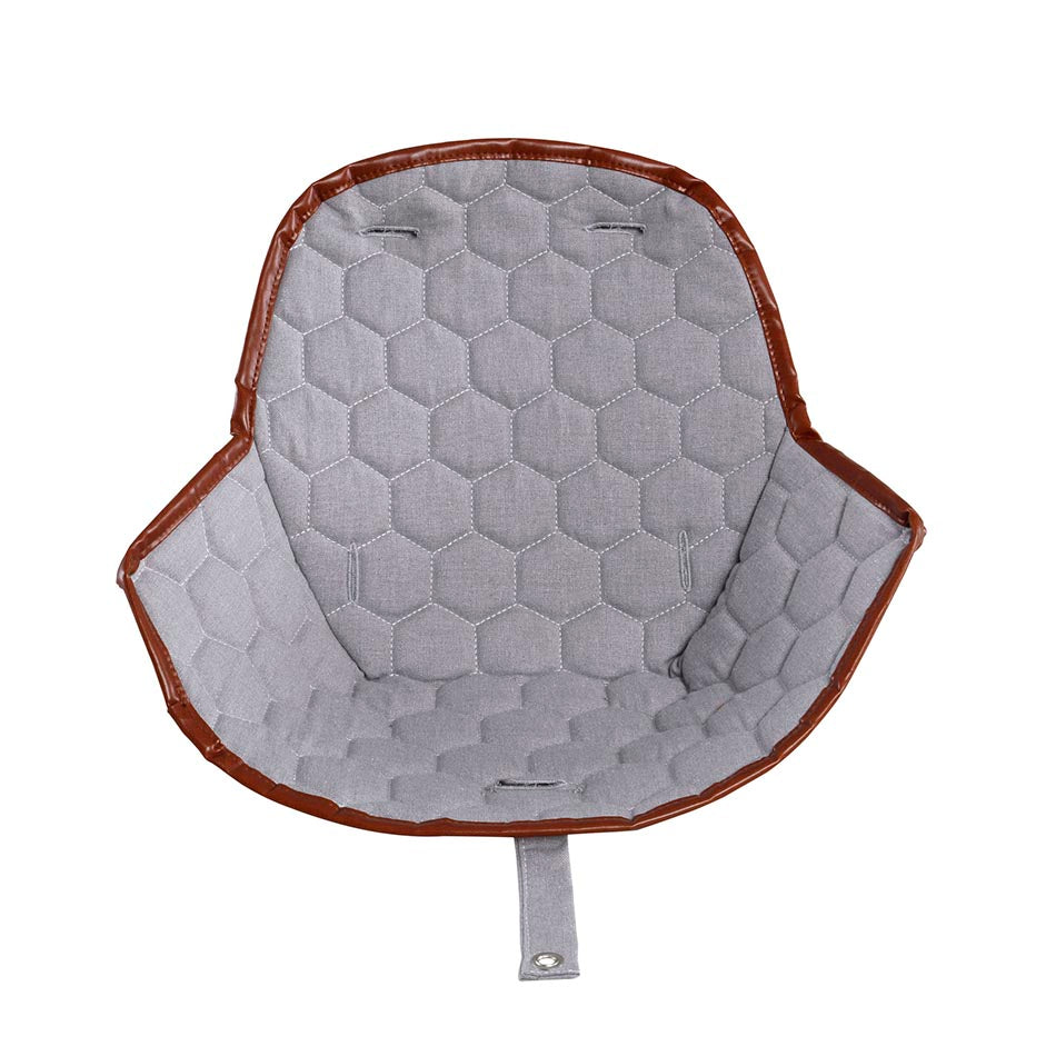 Almofada de assento Micuna OVO cinzenta com acolchoado hexagonal e contorno em polipele castanha.