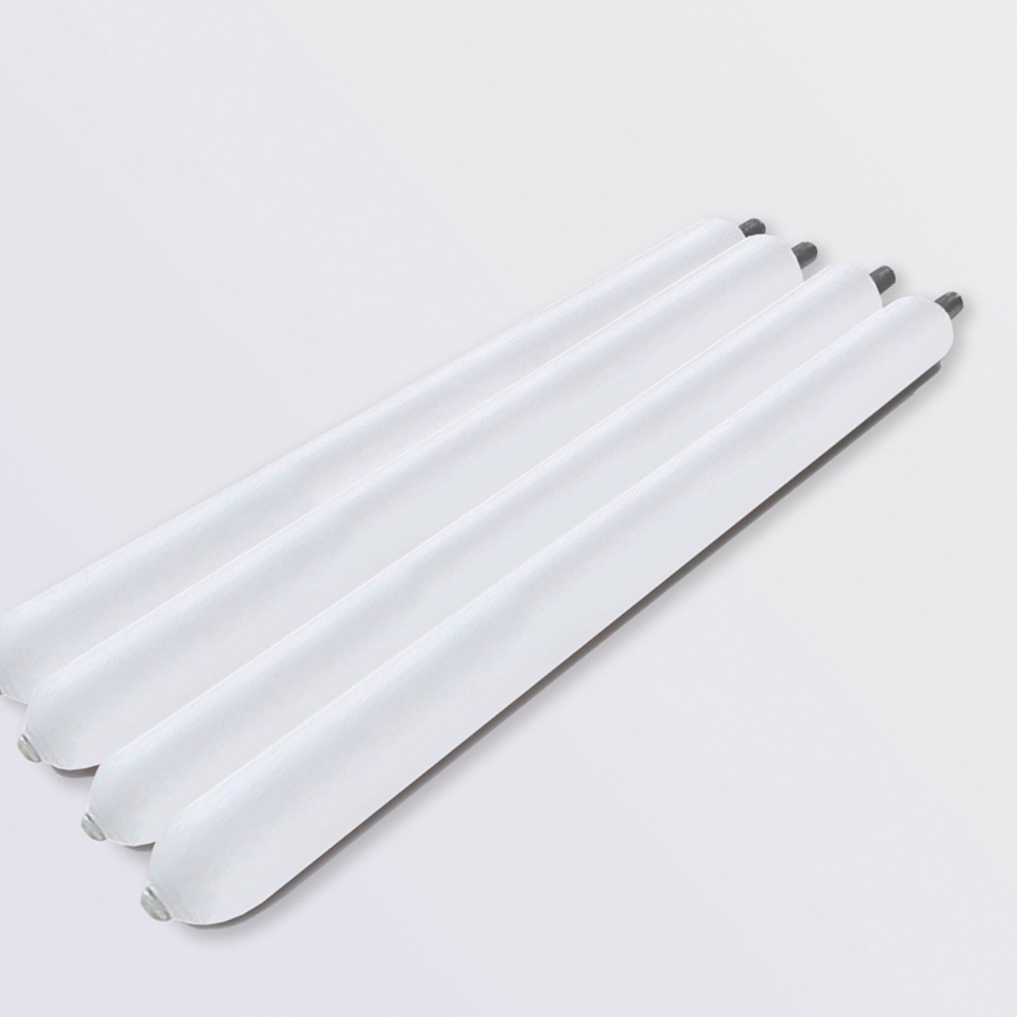 Kit de quatro extensões de pernas brancas para aumentar a altura da cadeira de refeição Micuna OVO.