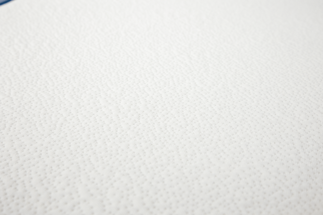 Colchão de espuma Micuna branco, retangular, para berço de 120x60 cm, visto em perspetiva.