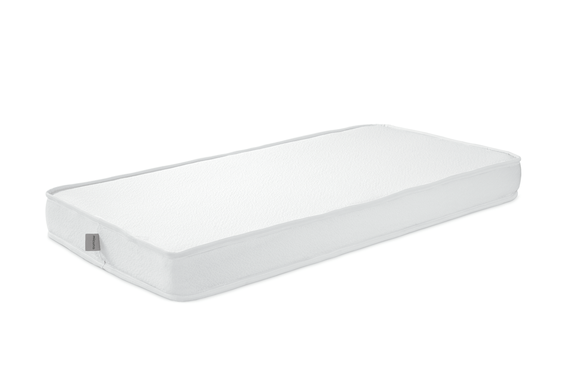 Colchão de espuma Micuna branco, retangular, para berço de 120x60 cm, visto em perspetiva.