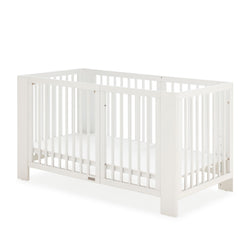 Berço Micuna Converbaby branco na configuração de berço 140x70 cm, com sommier ajustável, em fundo branco.