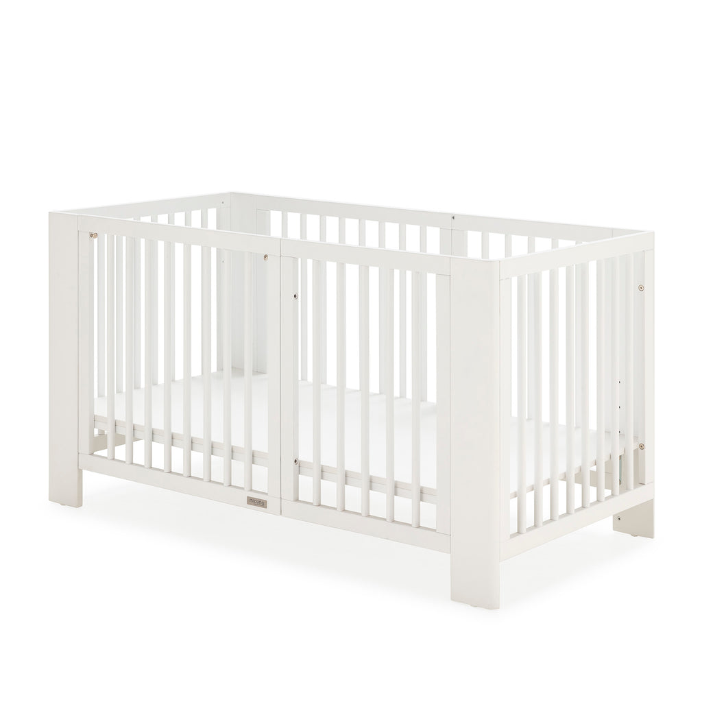 Berço evolutivo Micuna Converbaby em branco, montado na configuração de berço maior, com colchão.