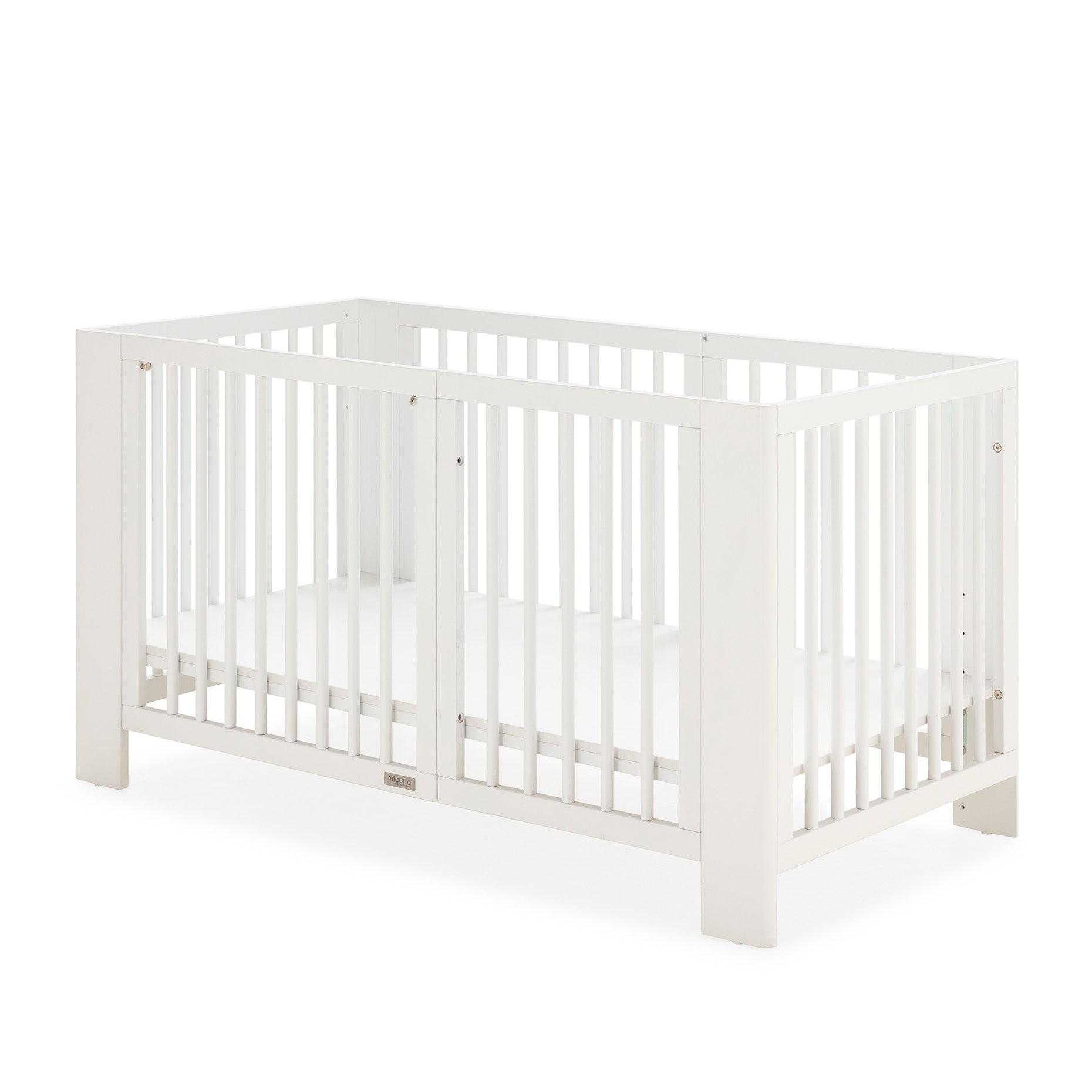 Berço evolutivo Micuna Converbaby em branco, montado na configuração de berço maior, com colchão.