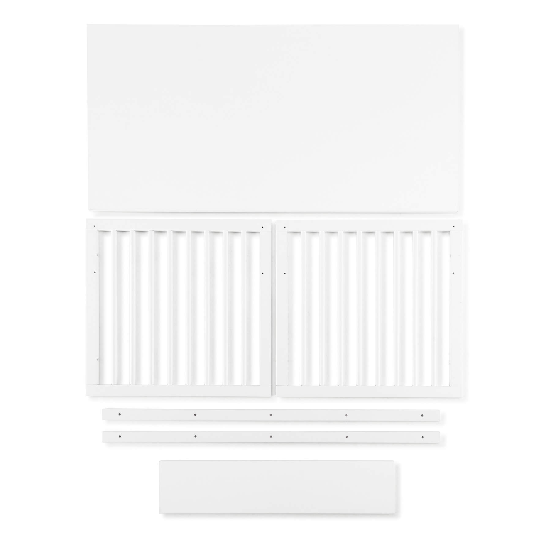 Componentes do kit de ampliação de berço Micuna Converbaby em branco, dispostos para montagem.