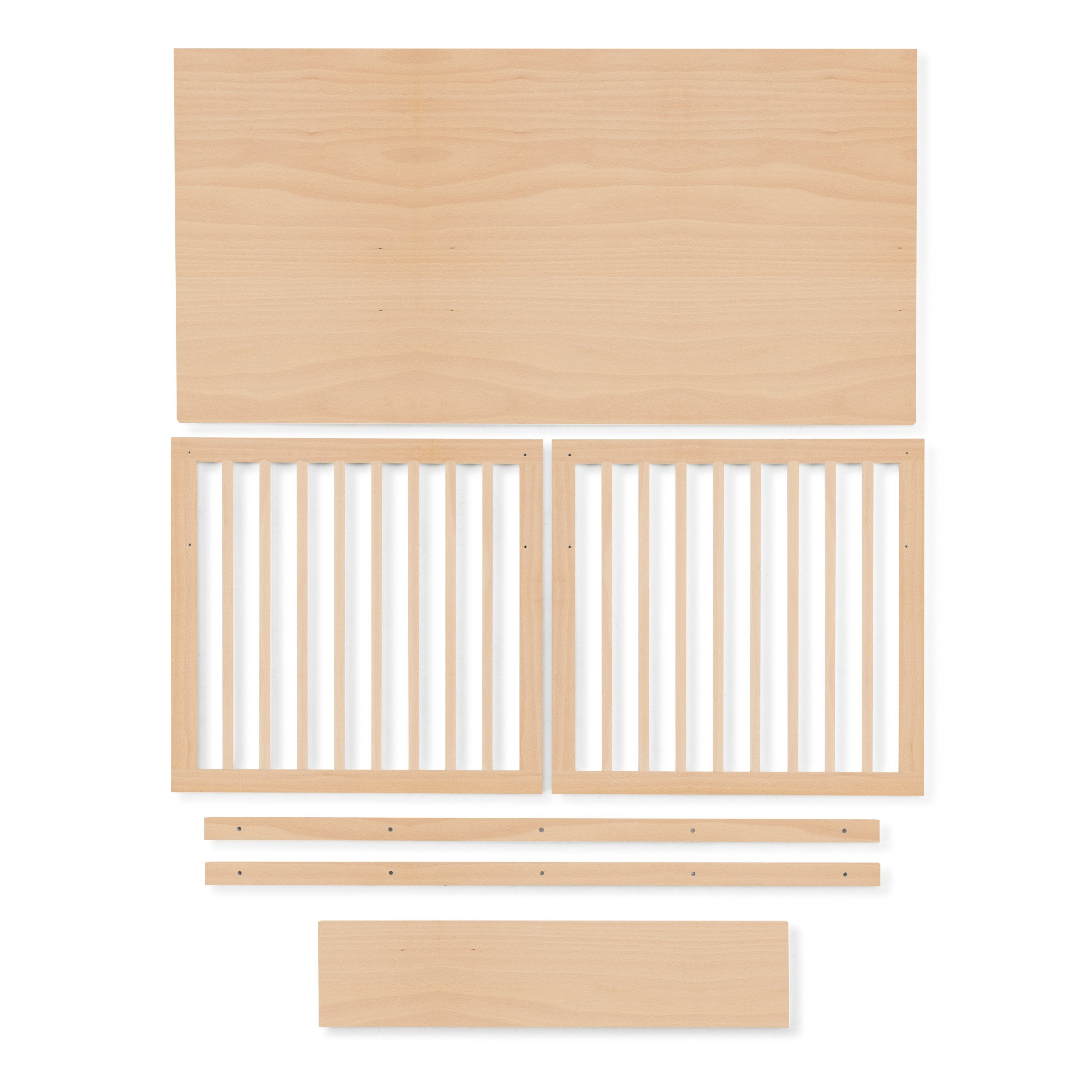 Componentes do kit de ampliação de berço Micuna Converbaby em madeira natural, dispostos para montagem.