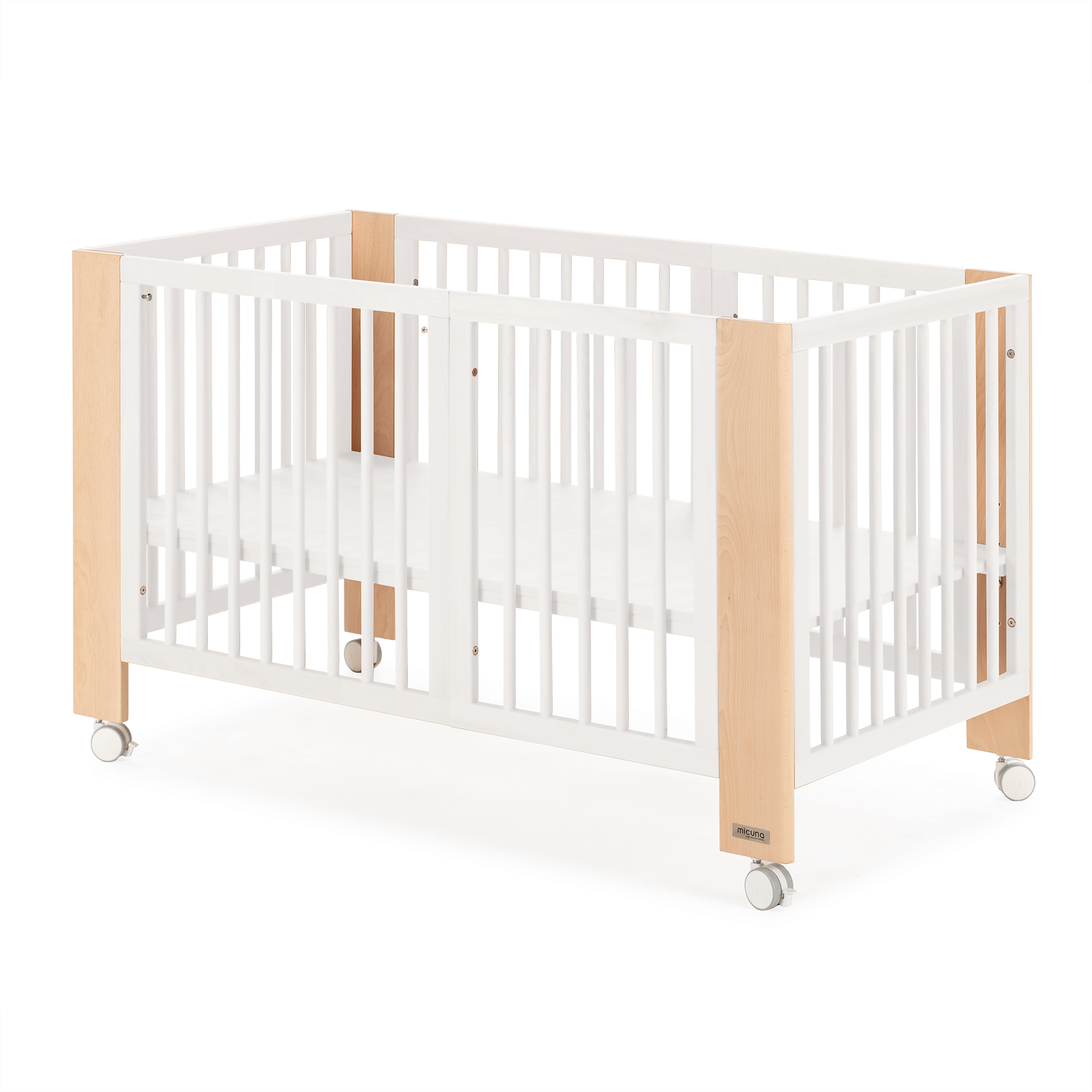 Berço Micuna Converbaby em branco e madeira, na configuração de minicama 90x50 cm, com rodas, em fundo branco.