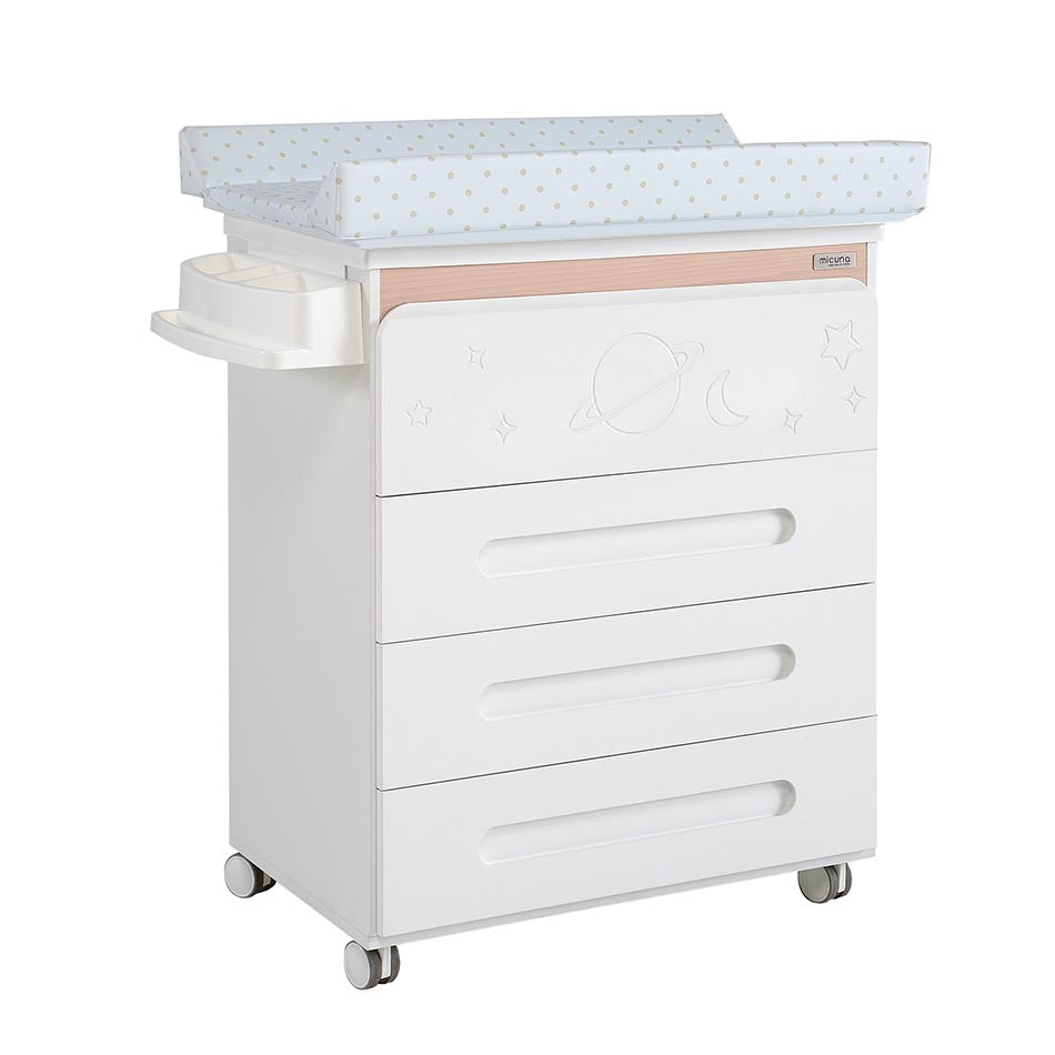 Micuna DolceMagic móvel banheira e muda-fraldas branco com 3 gavetas, tampo azul de bolinhas, e detalhes celestiais.
