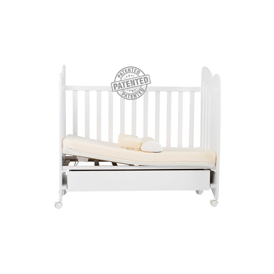 Berço branco com estrado Micuna reclinável 120x60 e Relax System patenteado, destacando a inclinação.