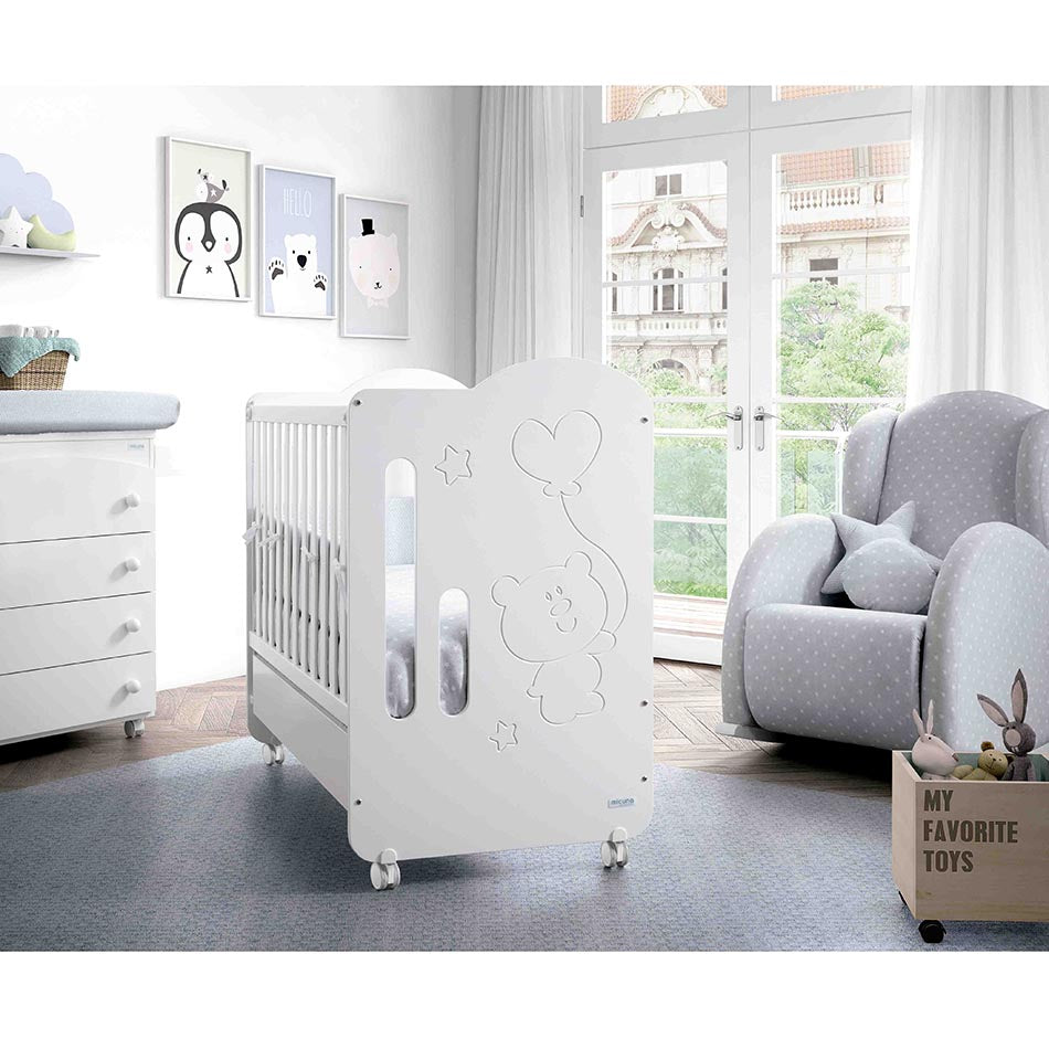 Berço Micuna Globito 120x60 em modo co-sleeping, com kit de ligação à cama dos pais.