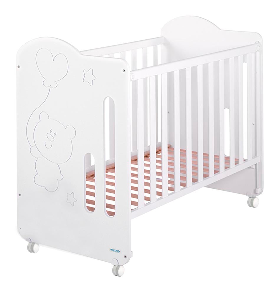 Berço Micuna Globito 120x60 em madeira de faia branca, com estrado ajustável e design elegante para o quarto do bebé.
