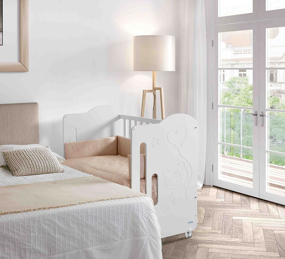 Berço Micuna Globito 120x60 em madeira de faia branca, com estrado ajustável e design elegante para o quarto do bebé.