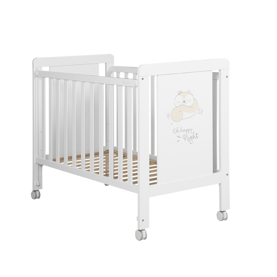Berço Micuna Happy 120x60 branco com ilustração de esquilo e texto "Oh happy Night", com sommier visível e rodas.