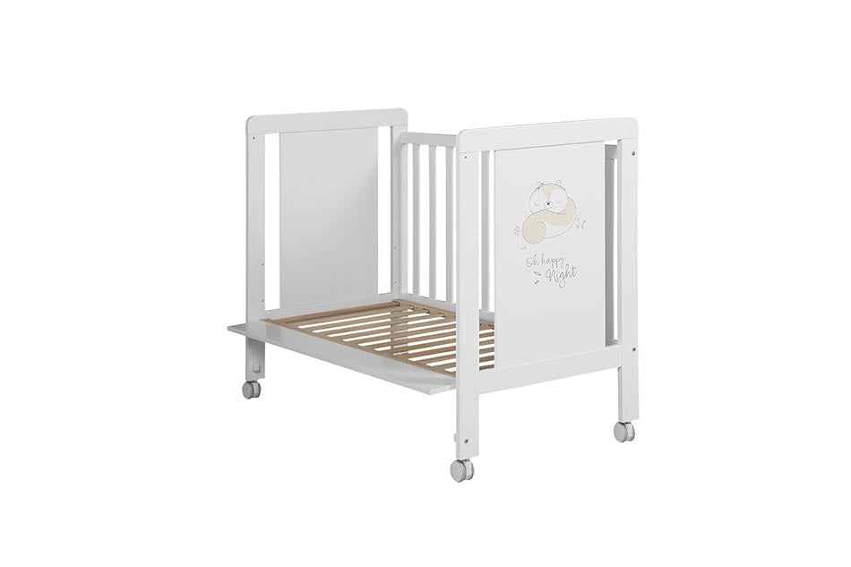 Quarto de bebé com o berço Micuna Happy branco e uma cómoda a condizer, ambos com design de esquilo, em ambiente acolhedor.