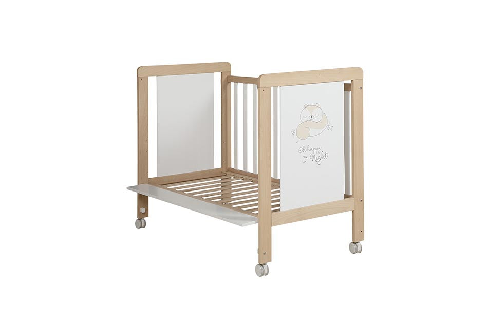 Berço Micuna Happy em madeira-branco com a lateral móvel abaixada, mostrando a estrutura e o design do esquilo.