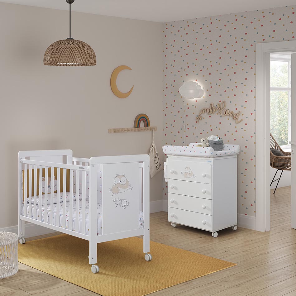 Quarto de bebé com o berço Micuna Happy branco e uma cómoda a condizer, ambos com design de esquilo, em ambiente acolhedor.