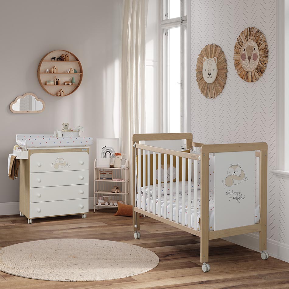 Quarto de bebé com o berço Micuna Happy em madeira-branco e uma cómoda a condizer, em ambiente decorado com elementos naturais.