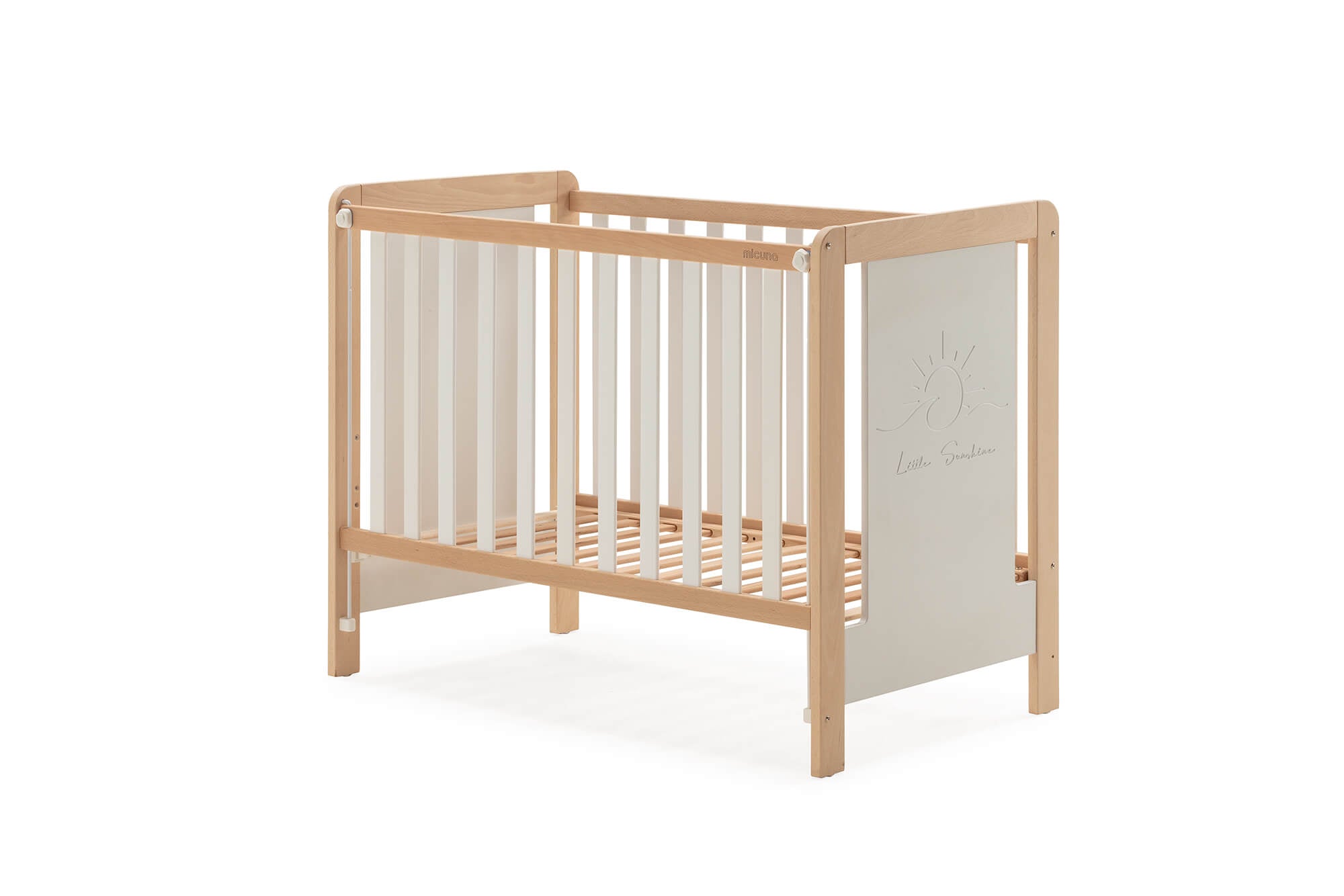 Berço Micuna Luciana 120x60 na cor branco-madeira com decoração de sol, visto de frente e ligeiramente de lado, isolado em fundo branco.