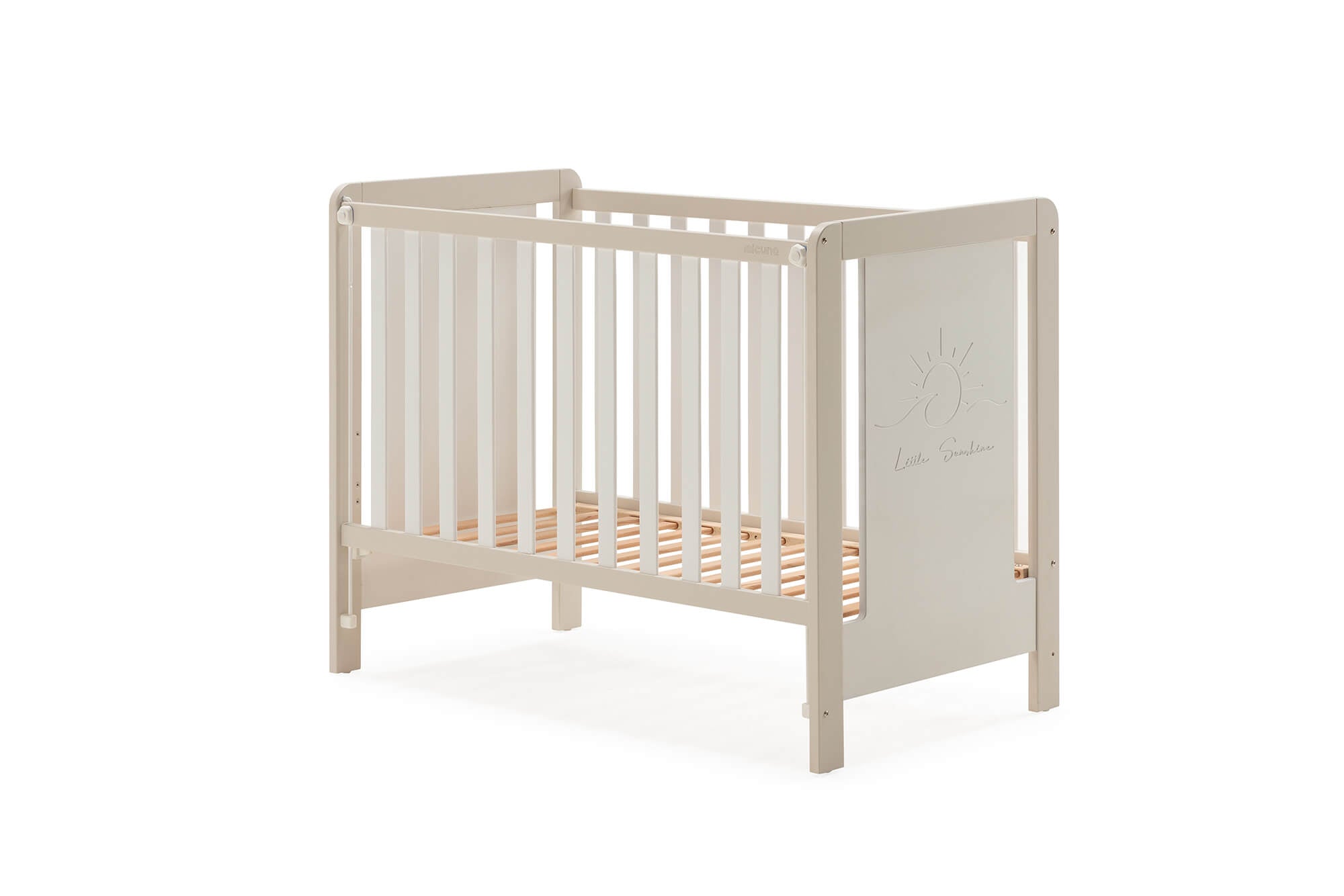 Berço Micuna Luciana 120x60 na cor branco-topo com decoração de sol, visto de frente e ligeiramente de lado, isolado em fundo branco.