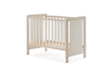 Berço Micuna Luciana 120x60 na cor branco-topo sem decoração de sol, visto de frente e ligeiramente de lado, isolado em fundo branco.