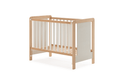Berço Micuna Luciana 120x60 na cor branco-topo sem decoração de sol, visto de frente e ligeiramente de lado, isolado em fundo branco.