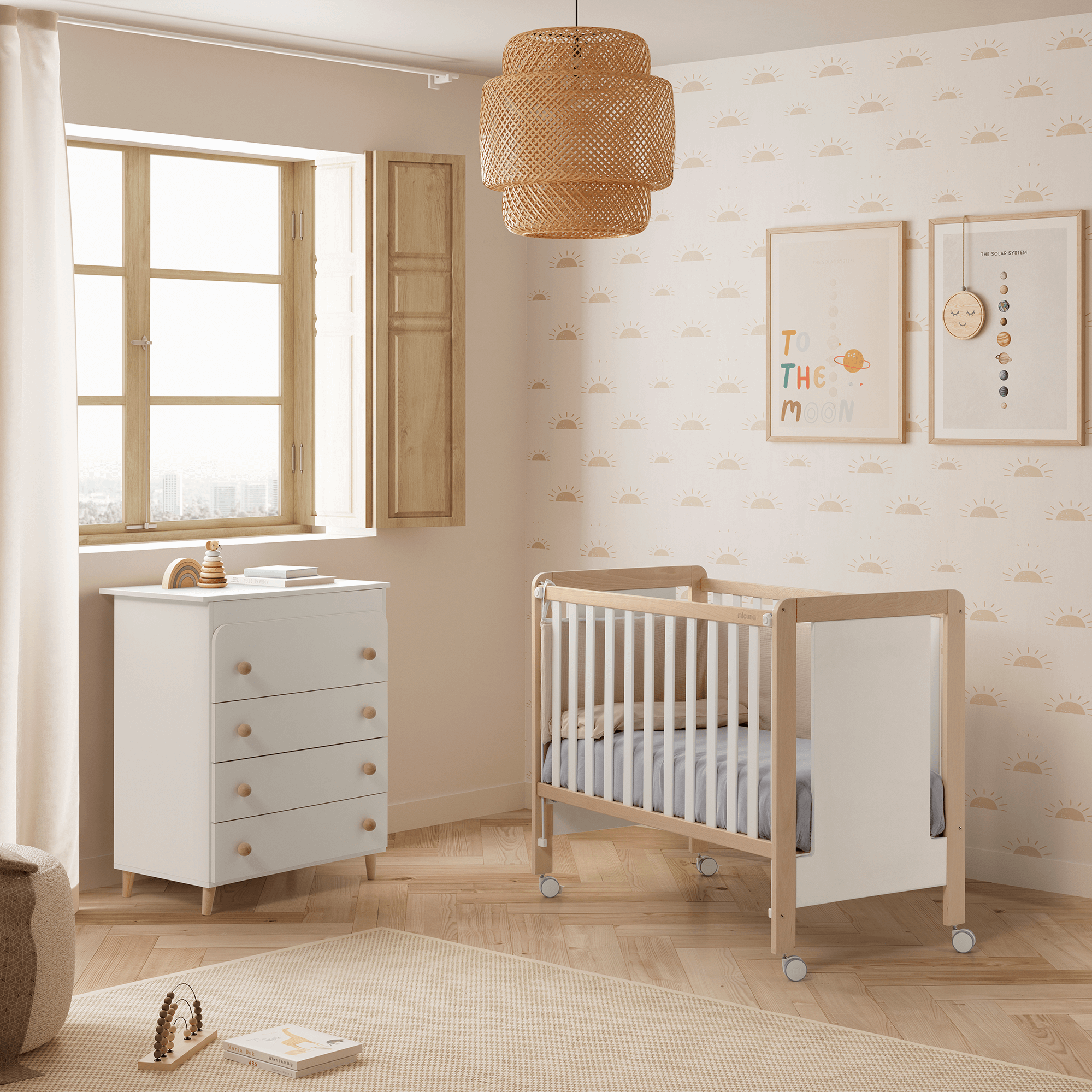 Berço Micuna Luciana 120x60 na cor branco-madeira, com decoração de sol, em quarto de bebé ensolarado com cómoda e decoração infantil.