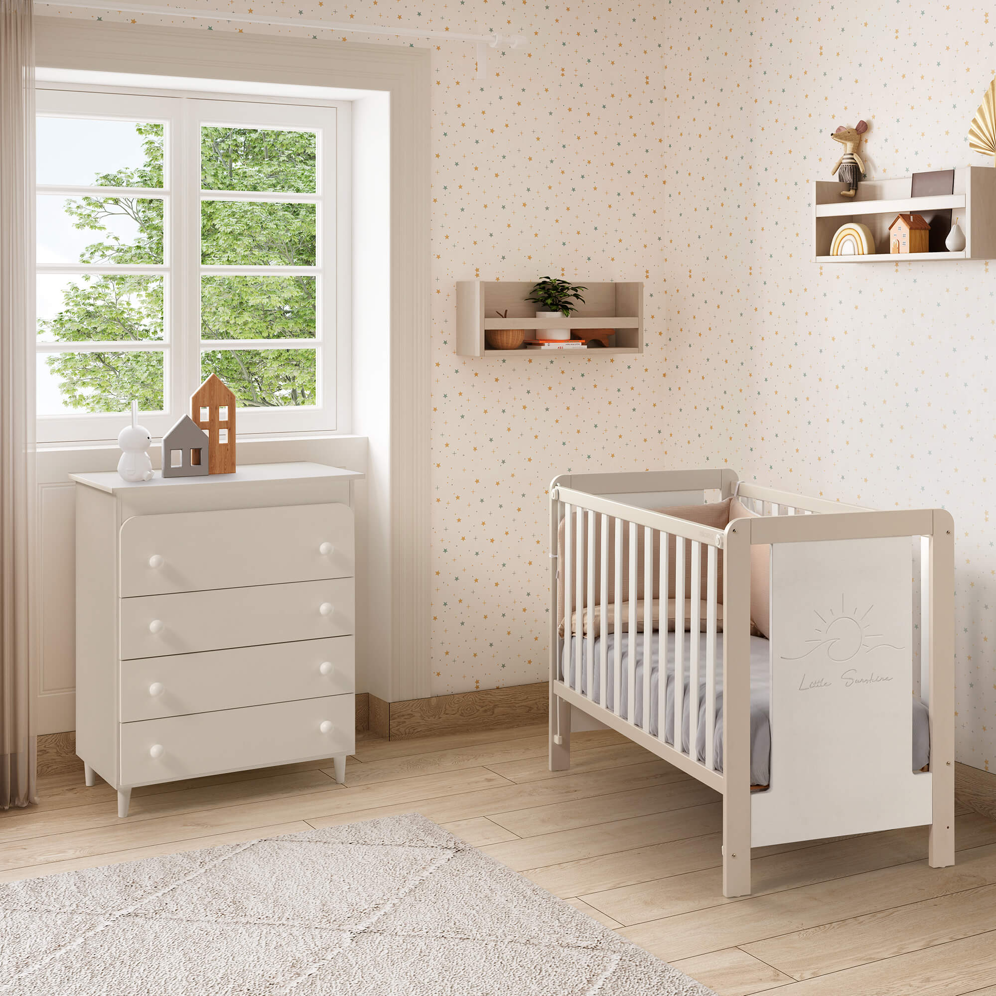 Berço Micuna Luciana 120x60 na cor branco-topo com decoração de sol, em quarto de bebé com cómoda e prateleiras, junto à janela.