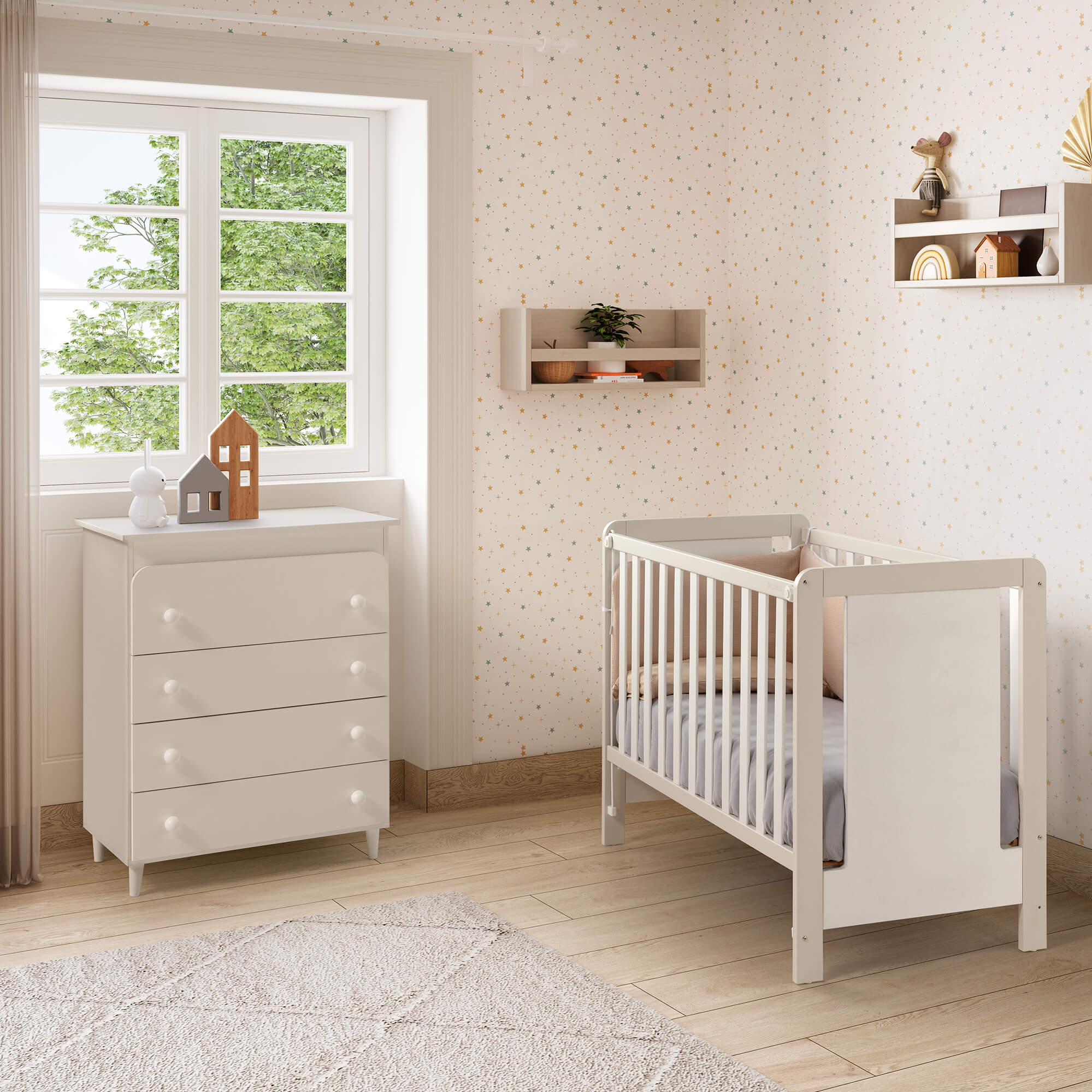 Berço Micuna Luciana 120x60 na cor branco-topo sem decoração de sol, em quarto de bebé com cómoda e prateleiras, junto à janela.