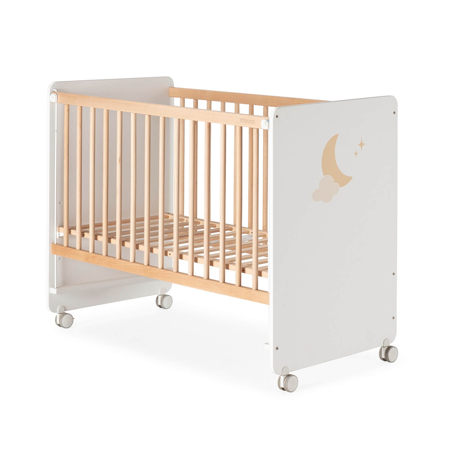 Micuna Lupita Berço 120x60 branco e madeira, com padrão decorativo de lua e estrelas.