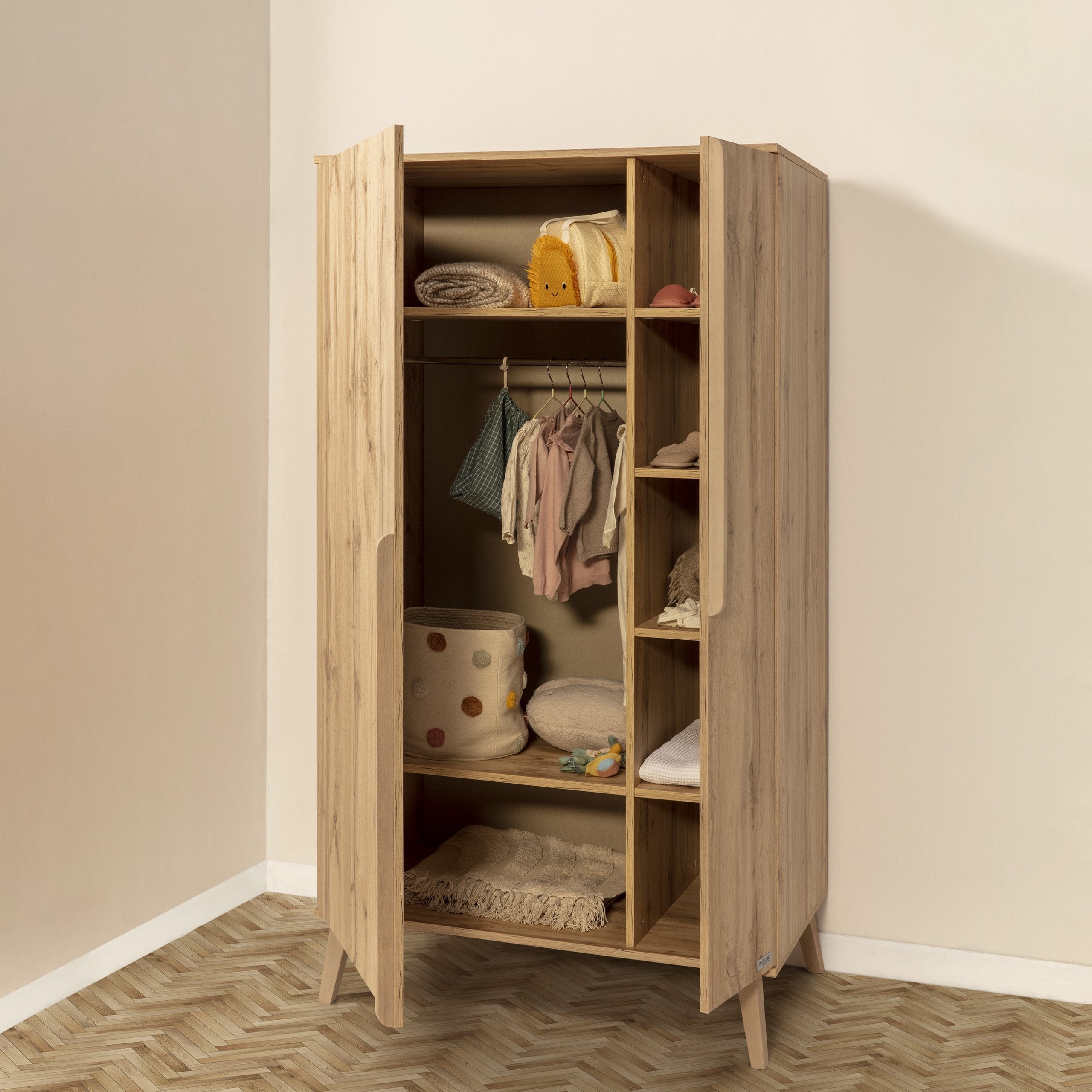 Armário Micuna Martha com portas abertas, exibindo o interior com prateleiras e varão, em ambiente de quarto com chão em espinha.