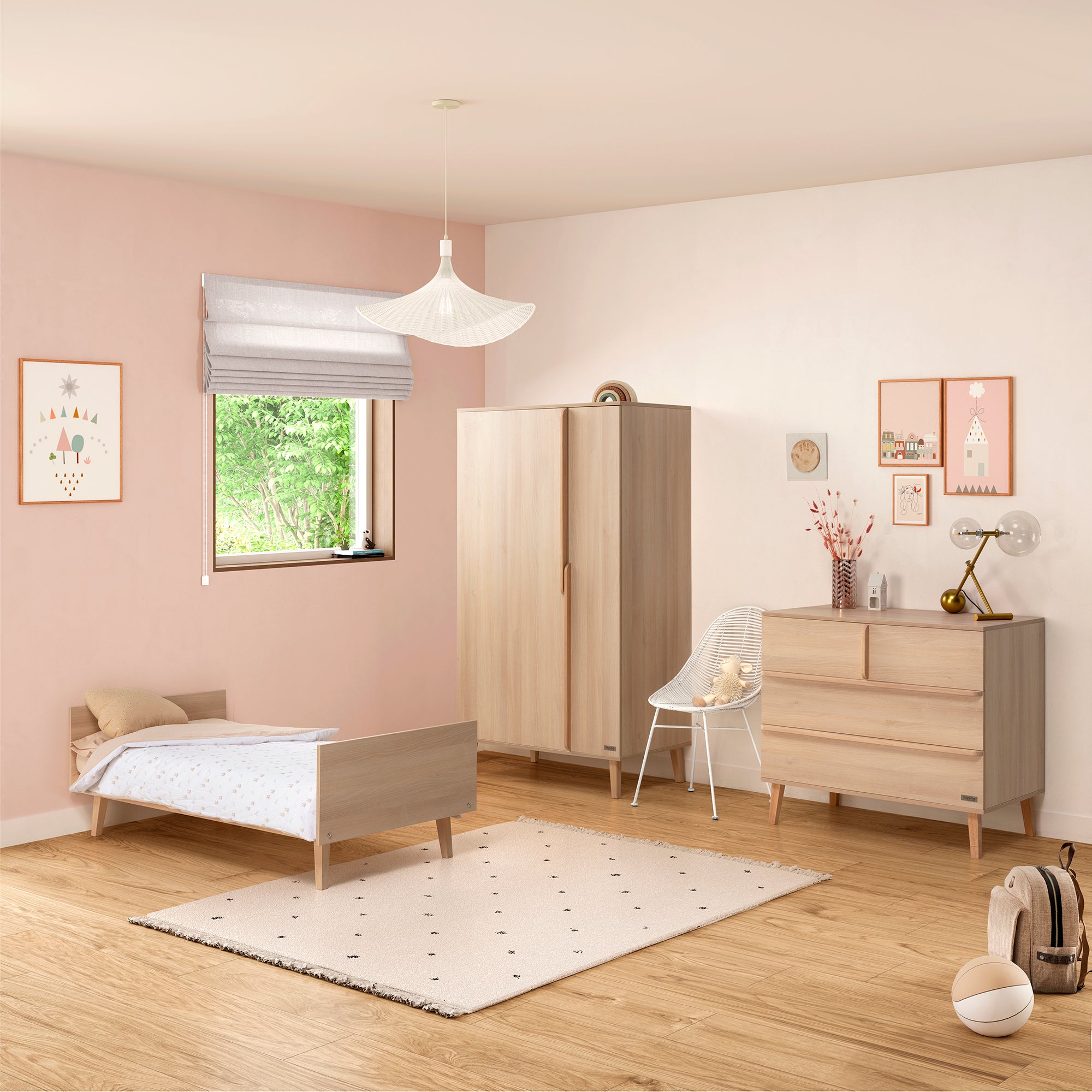 Armário Micuna Martha em carvalho no quarto de criança, ao lado de berço e cómoda da coleção, ambiente rosa suave.