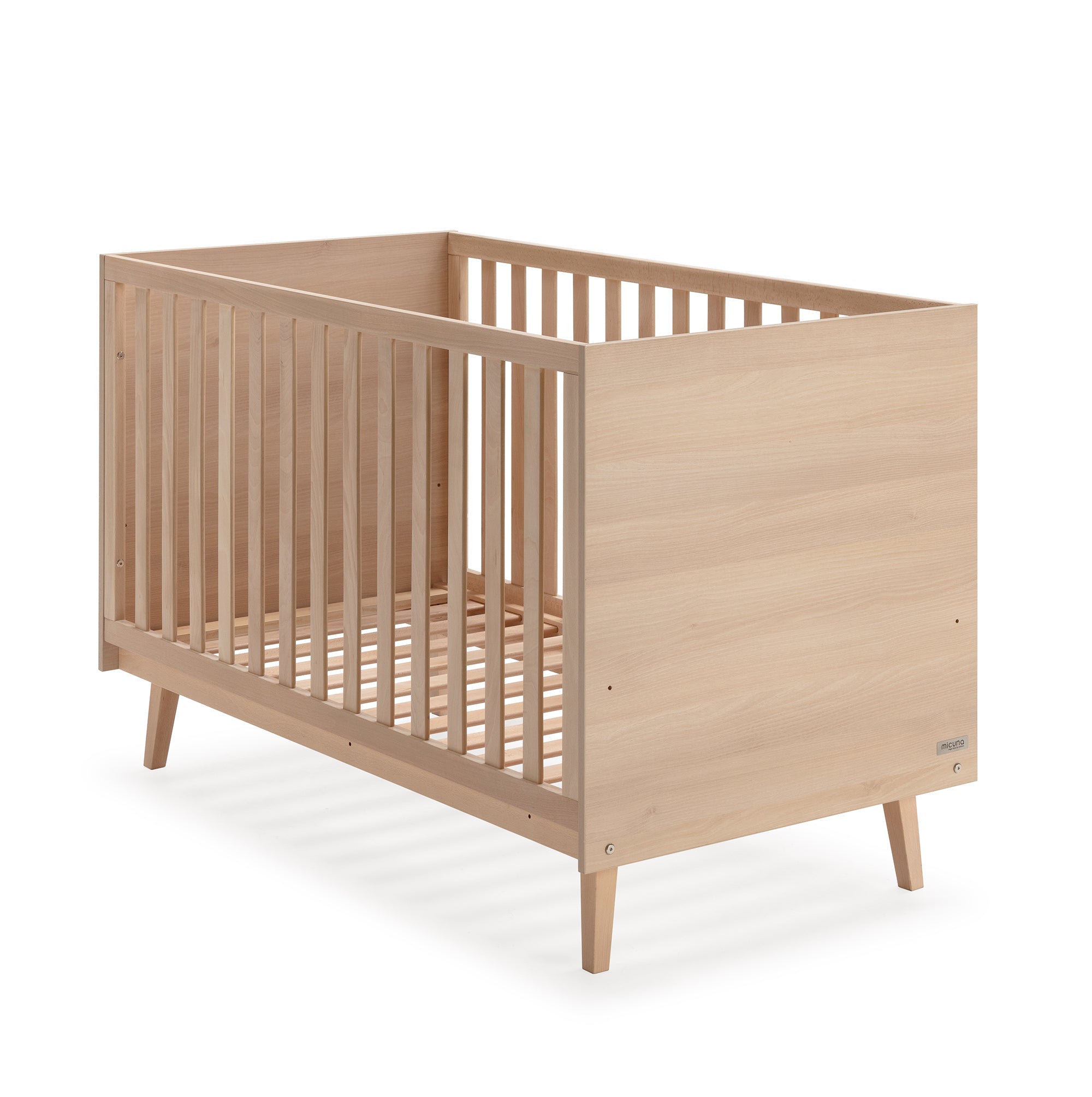 Berço Micuna Martha 120x60 em madeira de faia clara, vista frontal ligeiramente angulada, com o logótipo Micuna na lateral.