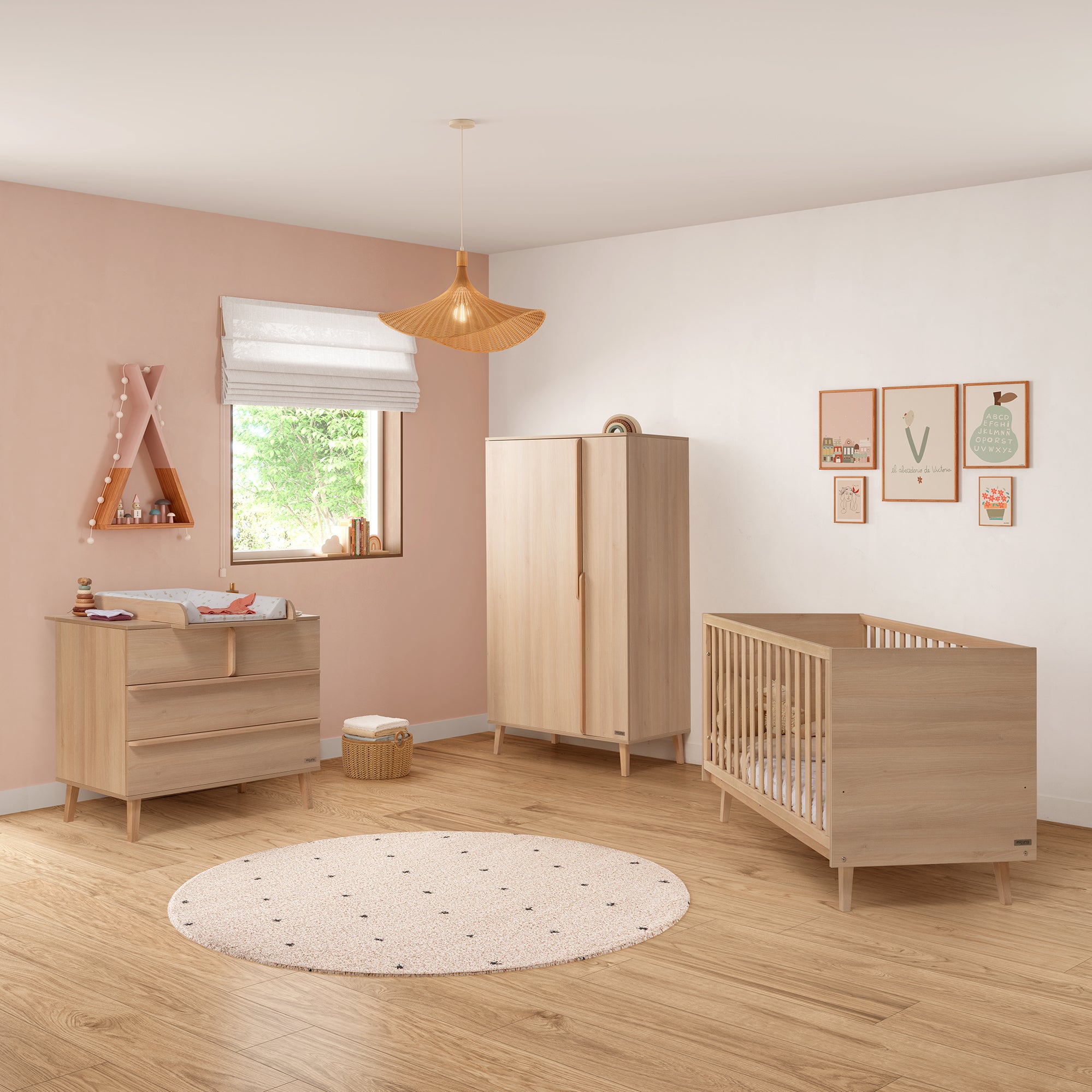 Quarto infantil completo com mobiliário Micuna Martha em madeira clara, incluindo berço, cómoda com muda-fraldas e guarda-roupa.
