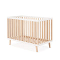 Berço Micuna Mencía 120x60 na cor Branco-Madeira, isolado, destacando o design nórdico e a madeira de faia.