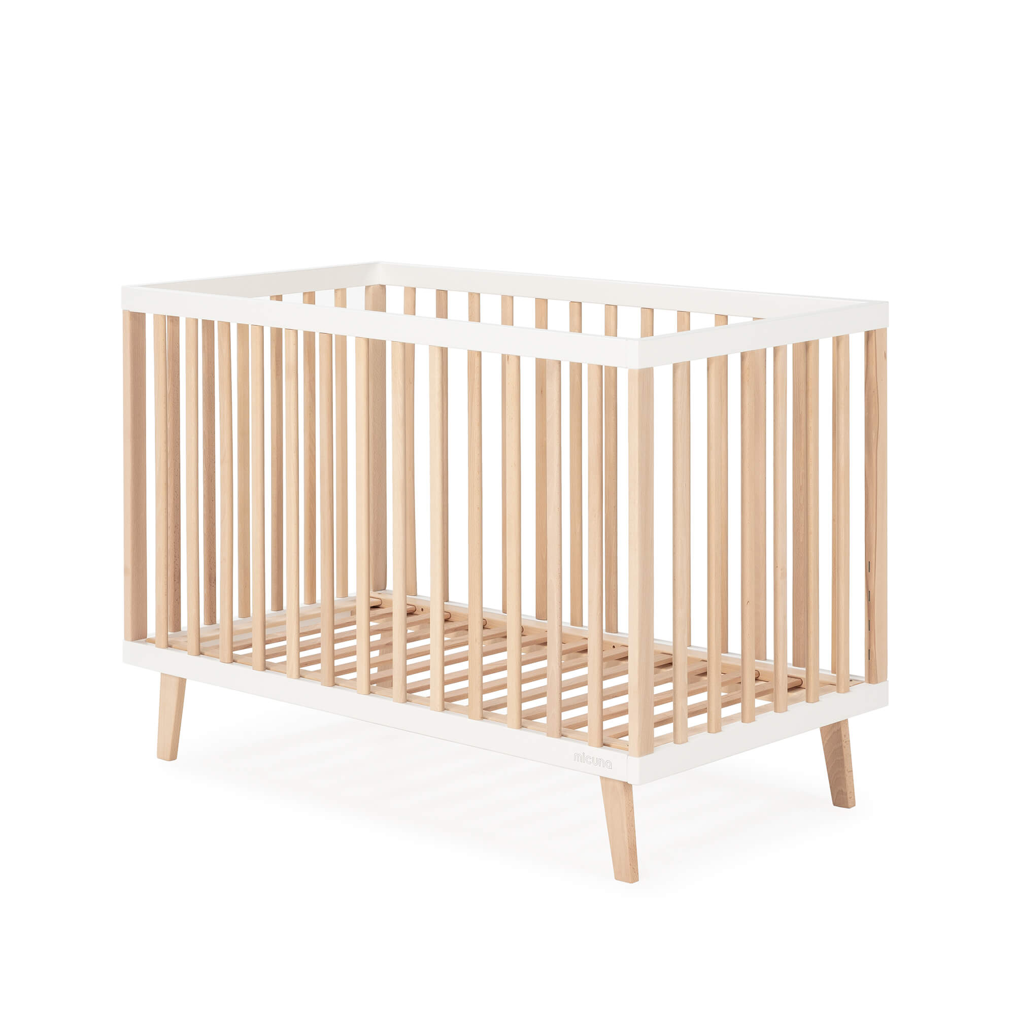 Berço Micuna Mencía 120x60 na cor Branco-Madeira, isolado, destacando o design nórdico e a madeira de faia.