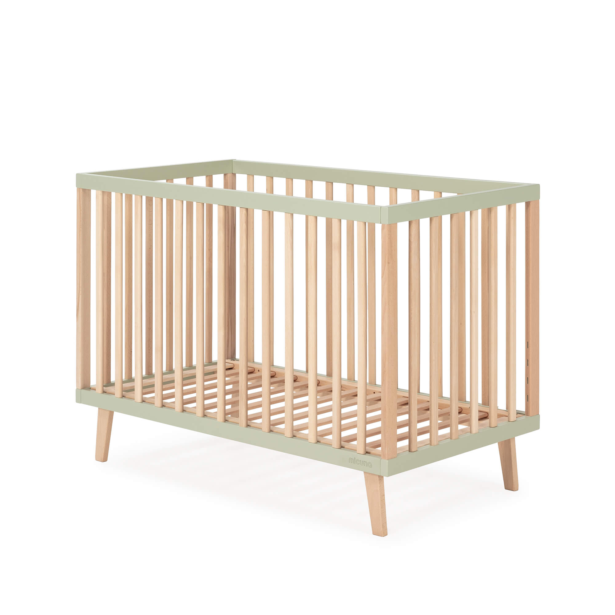 Berço Micuna Mencía 120x60 na cor Mint-Madeira, isolado, exibindo o design nórdico e acabamento não tóxico.