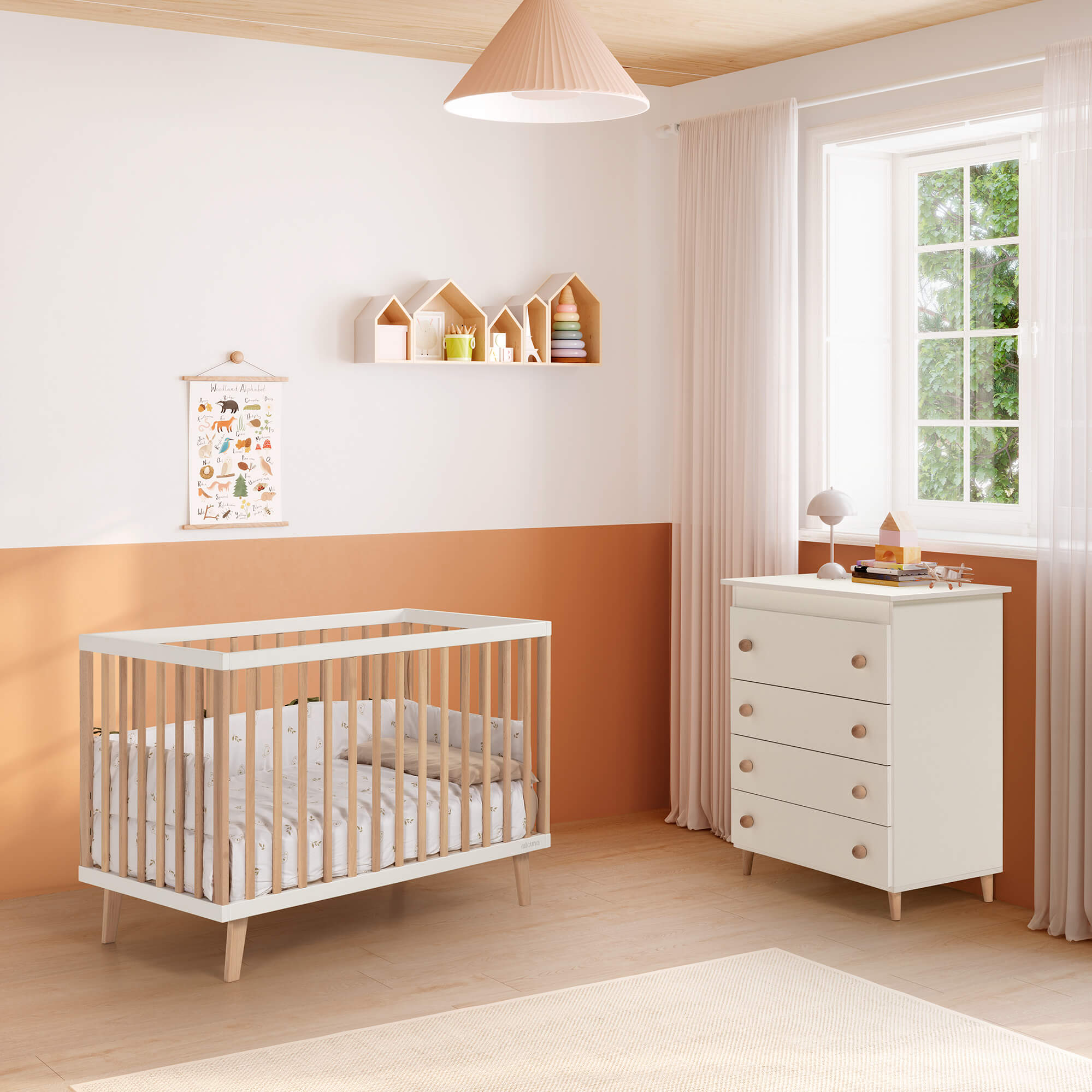 Berço Micuna Mencía 120x60 branco e madeira em quarto de bebé nórdico, com cómoda, realçando o design minimalista.