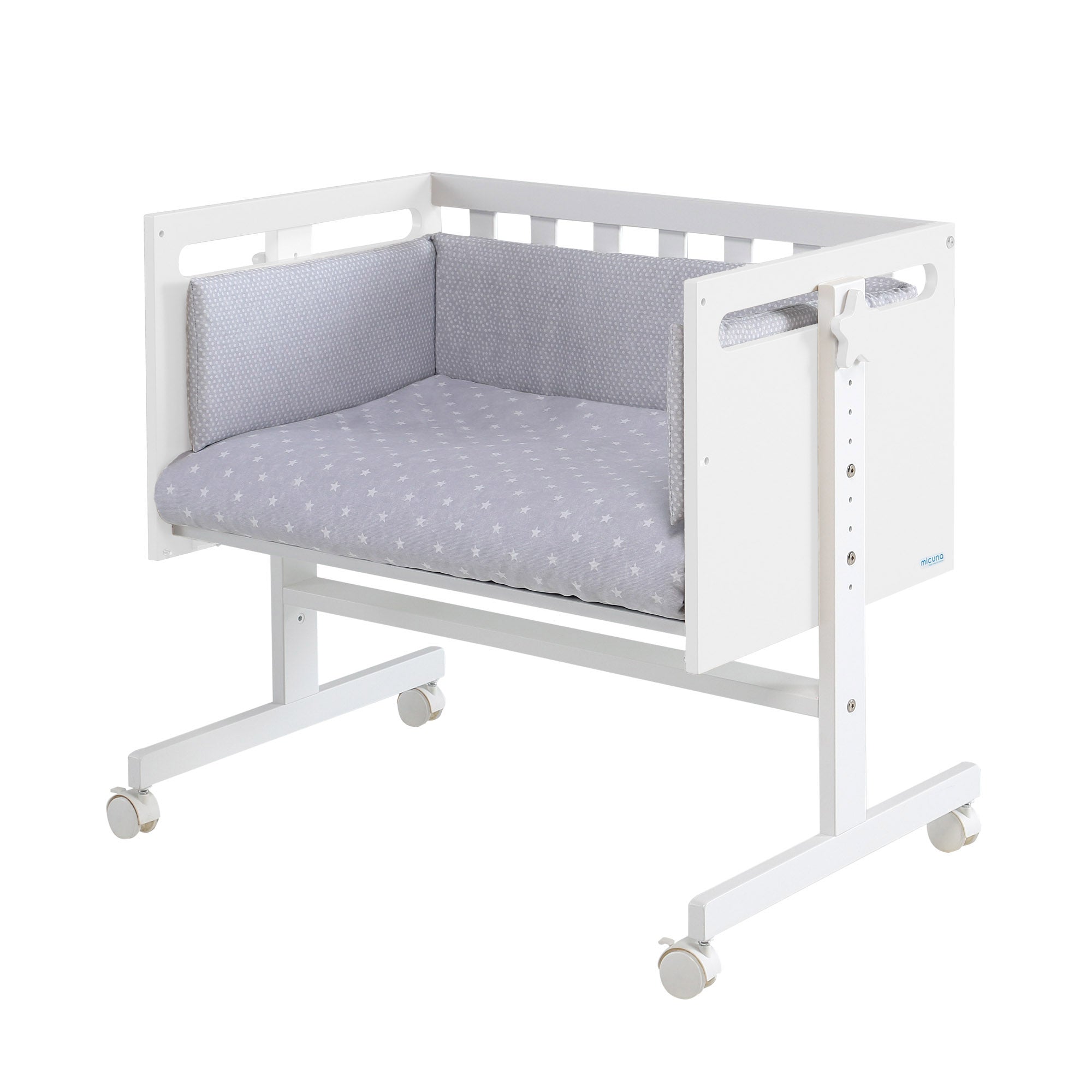 Mini-berço Micuna You and Me Plus branco com roupa de cama cinzenta de estrelas, painel lateral baixo.