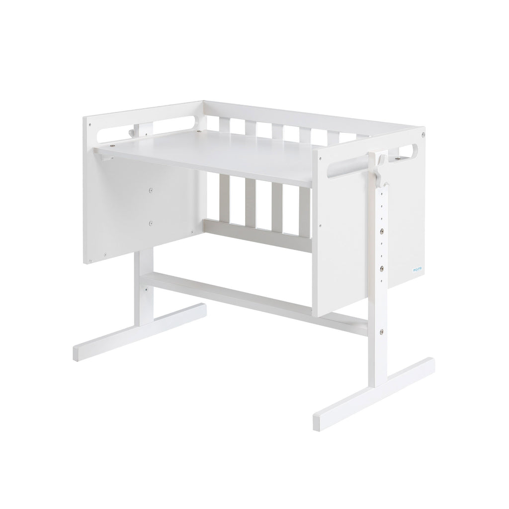 Mini-berço Micuna You and Me Plus branco convertido em secretária infantil, com tampo horizontal.