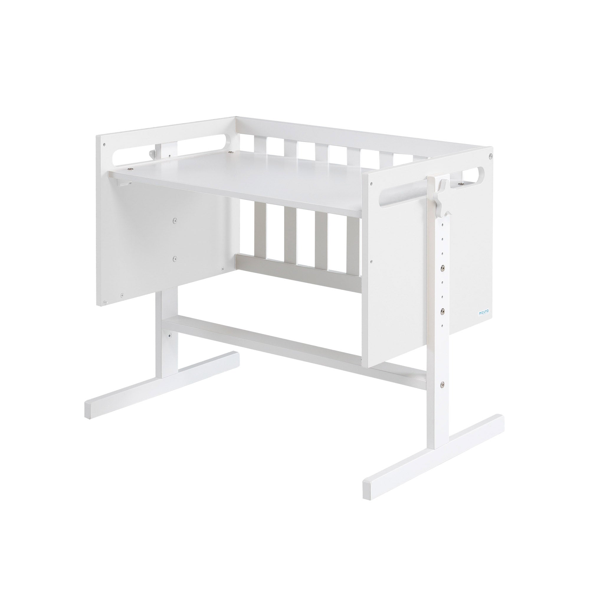 Mini-berço Micuna You and Me Plus branco convertido em secretária infantil, com tampo horizontal.