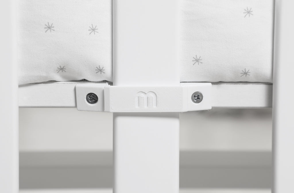 Detalhe do logótipo Micuna em relevo no suporte lateral do mini-berço You and Me Plus.