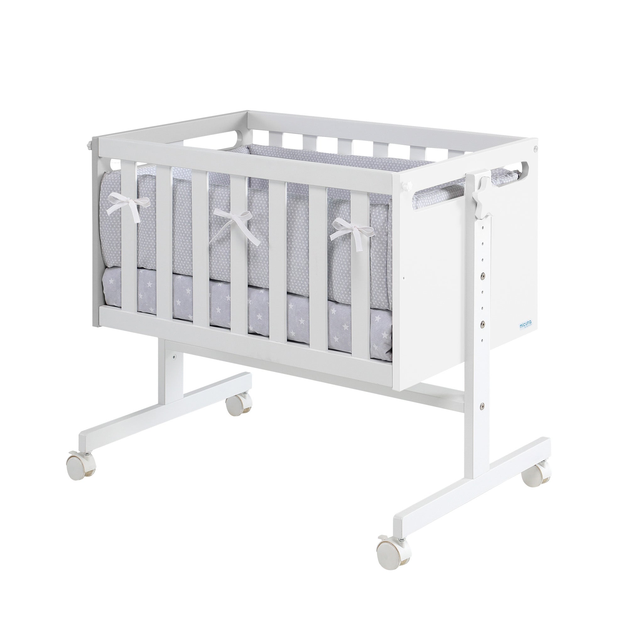 Mini-berço de co-sleeping Micuna You and Me Plus branco, com protetor de berço cinzento estrelado, em fundo branco.