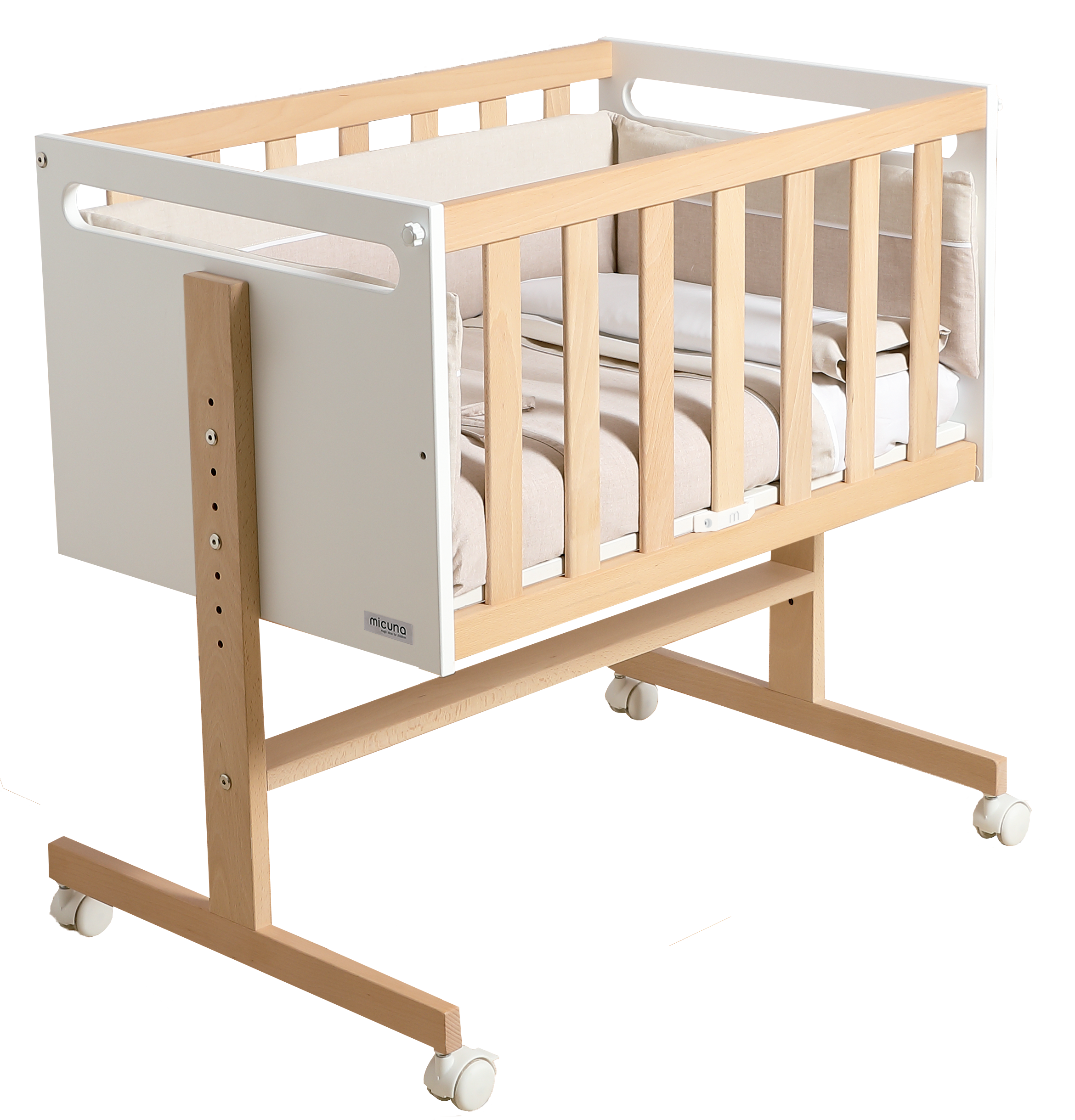 Detalhe do mini-berço Micuna You and Me Plus com estrutura mista (madeira natural e painéis brancos) e têxteis bege.