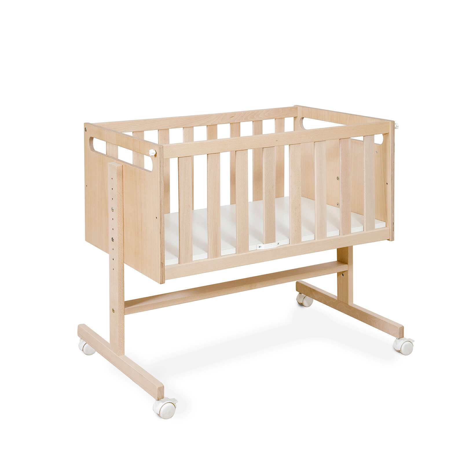 Mini-berço Micuna You and Me Plus em madeira natural (sem pintura), mostrando a estrutura e as rodas com travão.
