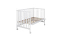 Berço Micuna Mountain 120x60 branco com lateral removida, mostrando estrado e rodas para coleito.