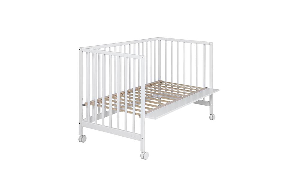 Berço Micuna Mountain 120x60 branco com lateral removida, mostrando estrado e rodas para coleito.